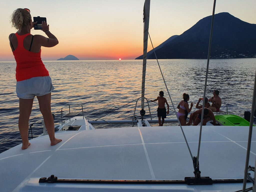 tramonto sull'isola di Salina visto dal catamarano - enjoying sunset on Salina Isle from catamaran