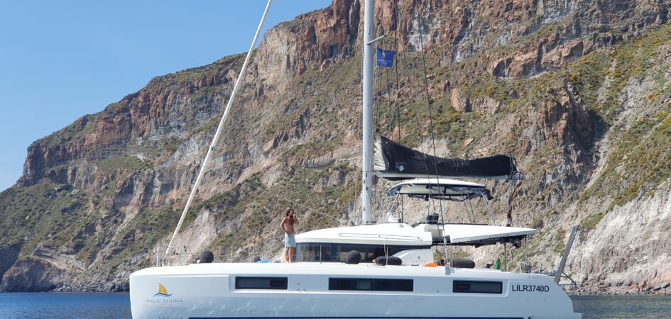 Catamarano alle Isole Eolie