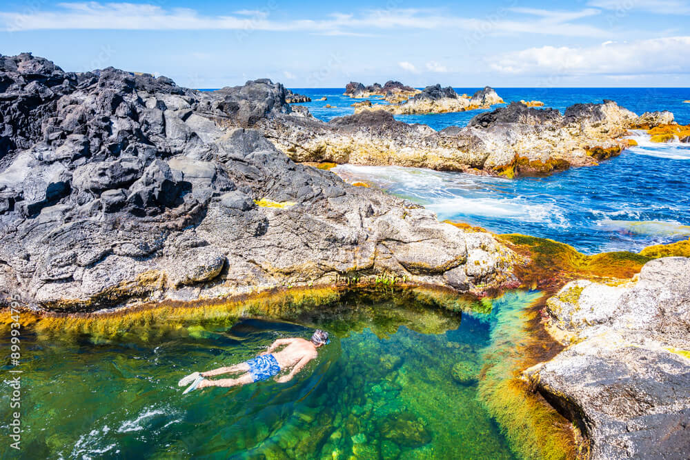 turista fa il bagno nelle piscine di venere laghetti naturali ad ovest dell'isola di vulcano
