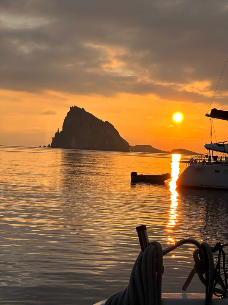 Tramonto su Dattilo Panarea da catamarano Mysailcruise: crociere Eolie con skipper