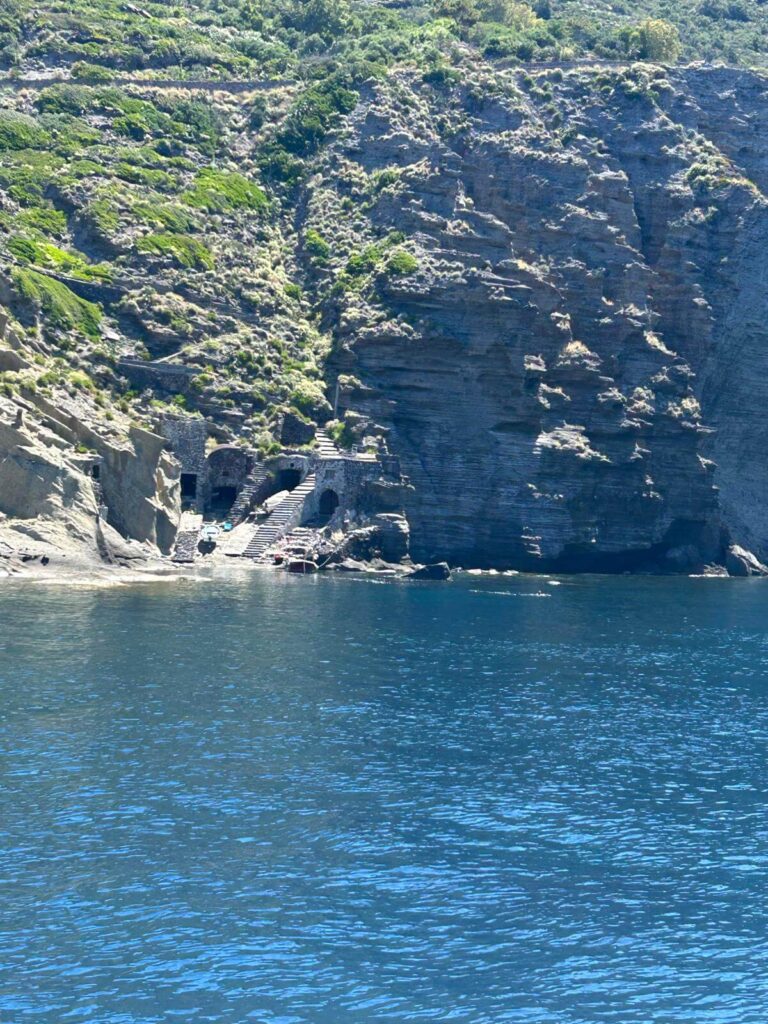 Spettacolare vista panoramica della Baia di Pollara a Salina, Isole Eolie, con scogliere a picco e mare turchese.