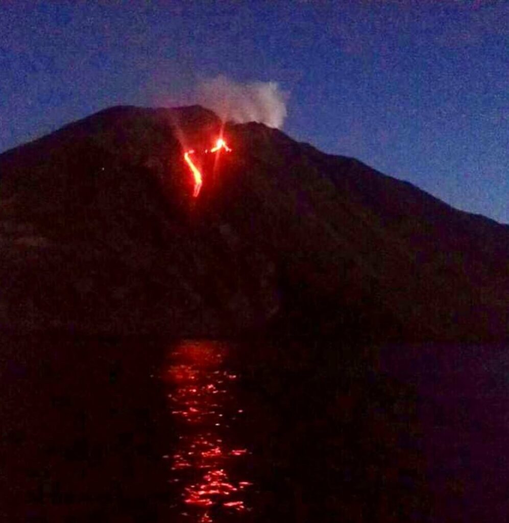 Catamarano MySailCruise con vista su Stromboli in eruzione e Sciara del Fuoco di notte