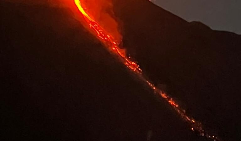 eruzione vulcano Stromboli di notte vista da catamarano MySailCruise con skipper professionista
