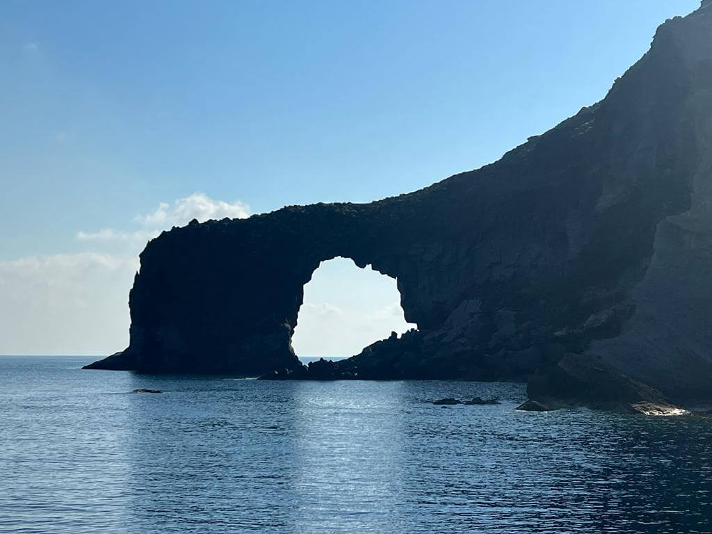 Vista panoramica della costa rocciosa e del mare cristallino di Salina, Isole Eolie.