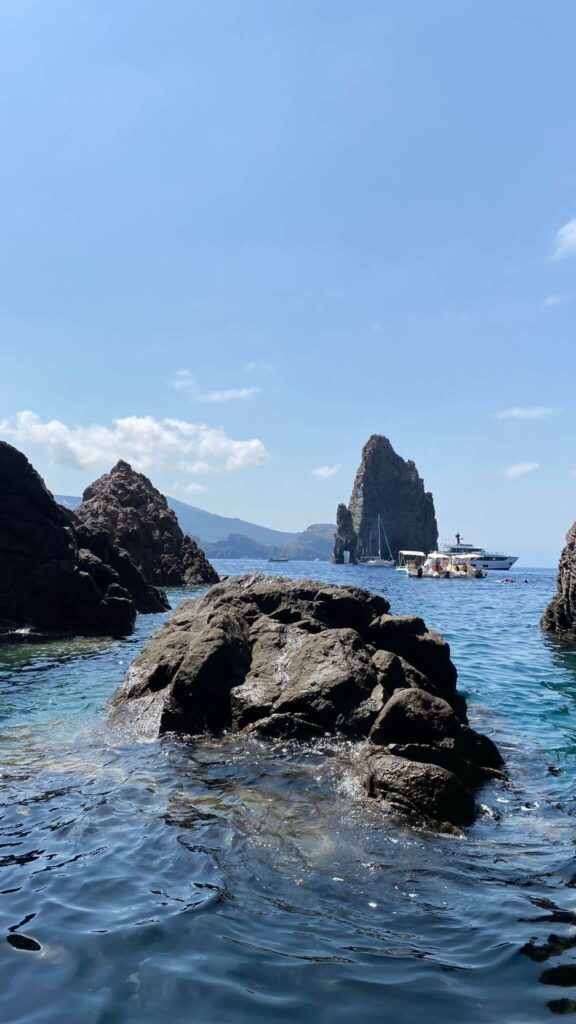 Faraglioni Lipari barca a vela escursioni Eolie