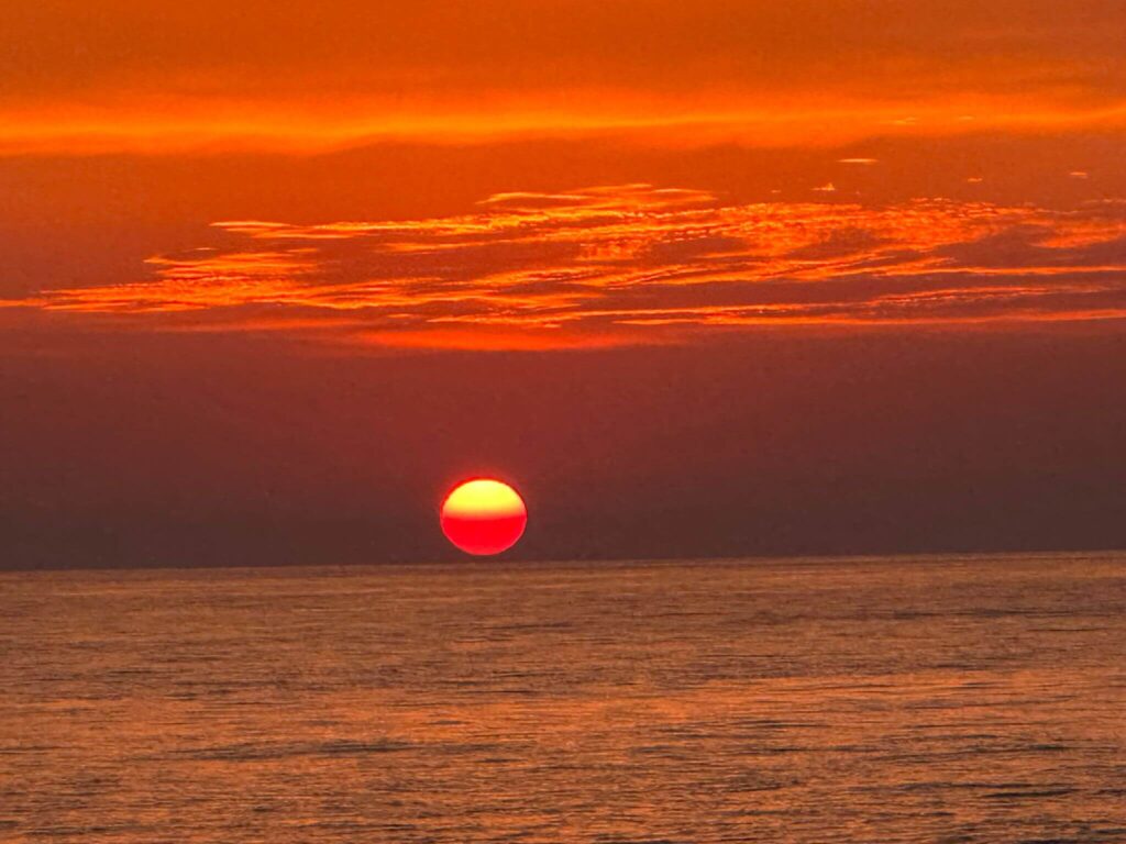 Tramonto mare mozzafiato barca a vela crociera Eolie