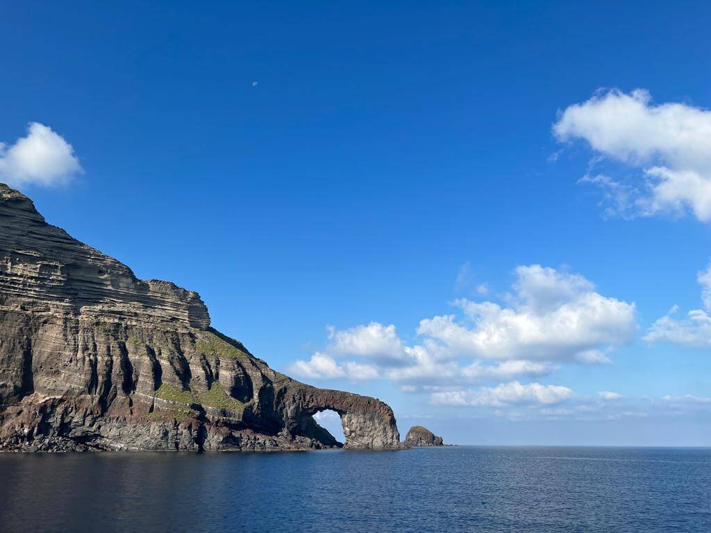 Acque cristalline e incontaminate delle Isole Eolie, ideali per nuoto e snorkeling.