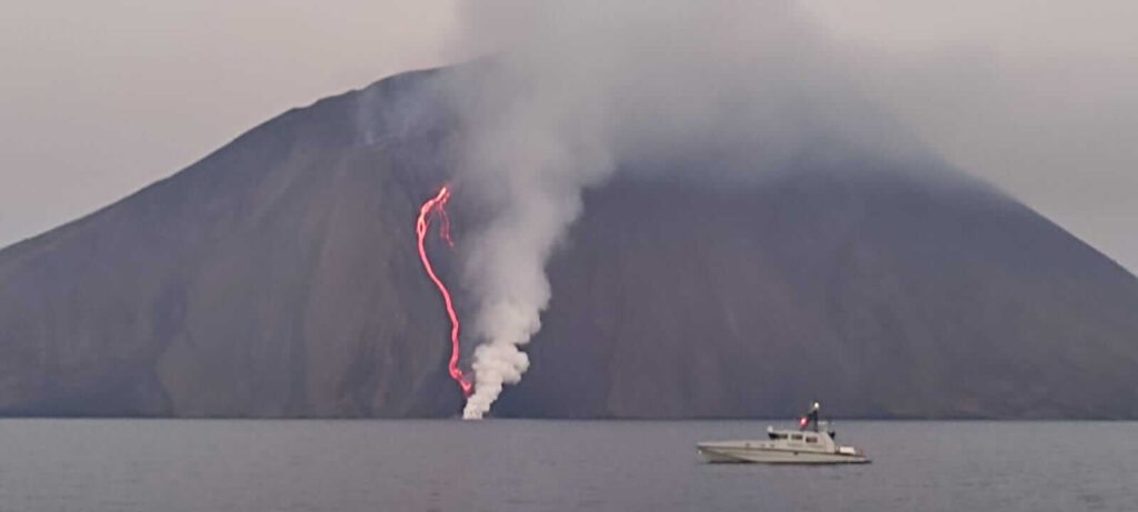 Sciara del Fuoco a Stromboli di giorno: colata lavica nel mare