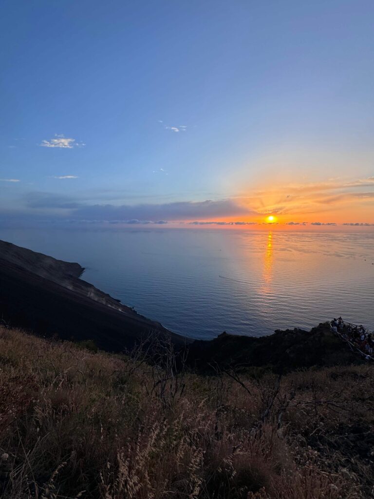 Tramonto sul mare a Stromboli con colori caldi all'orizzonte