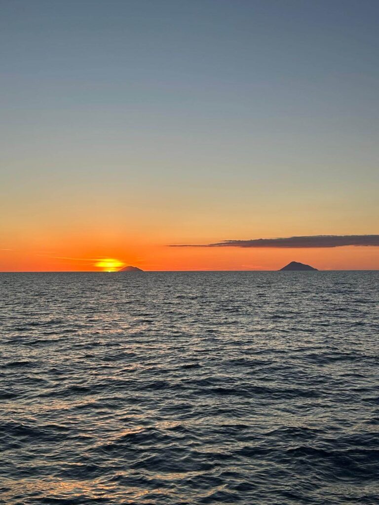 Tramonto spettacolare da Salina con silhouette di Filicudi e Alicudi sulle Isole Eolie