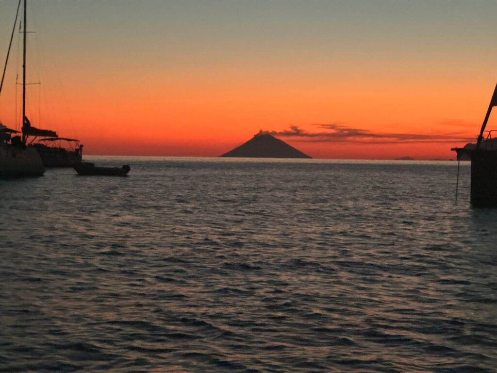 Tramonto a Stromboli dal catamarano con vulcano sullo sfondo