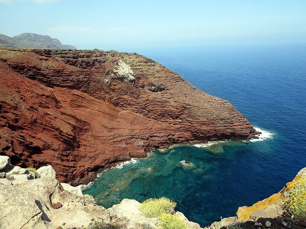 Cala Rossa Capraia baia vulcanica scogliere rosse
