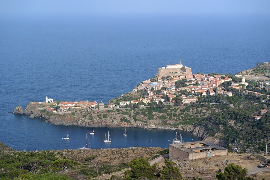 Paese Capraia Isola entroterra borgo storico