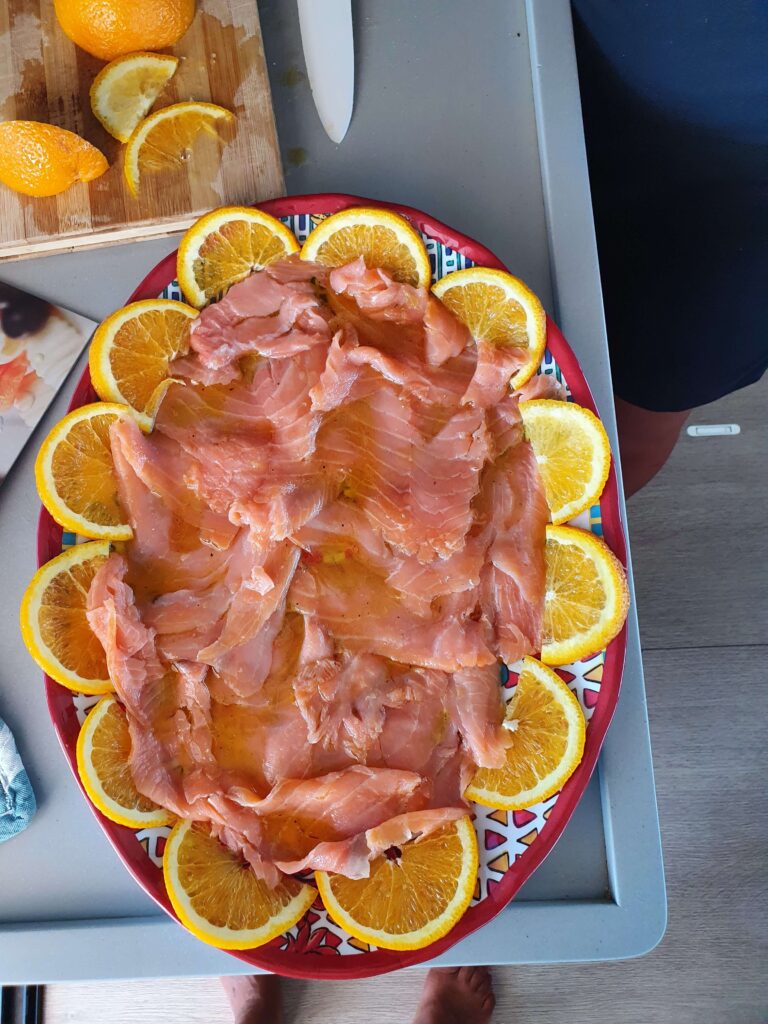 Delizioso antipasto di mare crudo freschissimo, servito con maestria a bordo di una barca a vela durante una crociera di lusso nel Mediterraneo.