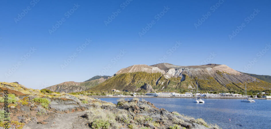 Baia di Levante Vulcano Eolie: il Gran Cratere e le fumarole sottomarine, con MySailCruise charter